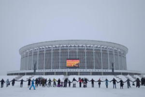 В Петербурге прошел флешмоб против сноса СКК. Участники выстроились у здания, взявшись за руки