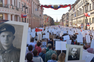 «Это непередаваемая атмосфера единства». Петербуржцы рассказывают, зачем каждый год ходят на «Бессмертный полк»