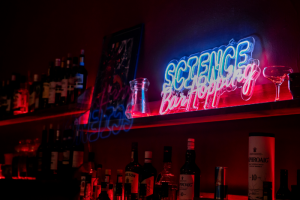 Смотрите Science Bar Hopping Online — ученые рассказывают Ирине Шихман о проблемах климата в России и вакцине против COVID-19