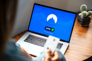 Как вы реагируете на блокировки независимых медиа? Опрос «Бумаги» про VPN и подписки