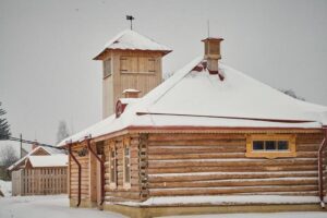 В Выре — «Дом станционного смотрителя» из повести Пушкина. Осмотрите почтовую станцию XIX века и поднимитесь на пожарную каланчу