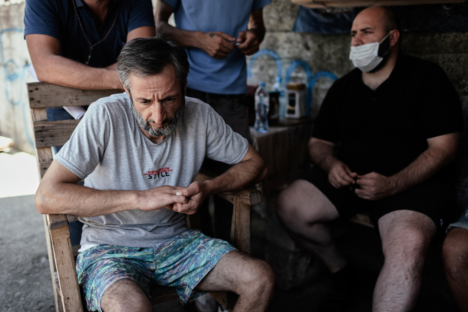 Амиран Шекиладзе и Жумбер Цуцкеридзе. Жумбер носит маску , чтобы не пугать близких видом своего зашитого рта.